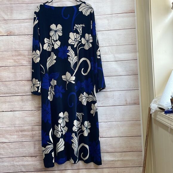 CHICOS TRAVELER KNIT MAXI DRESS IN NAVY BLUE FLORAL - Picture 2 of 6